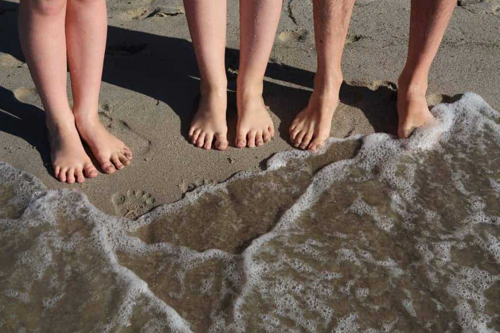 Niños en la orilla de la playa